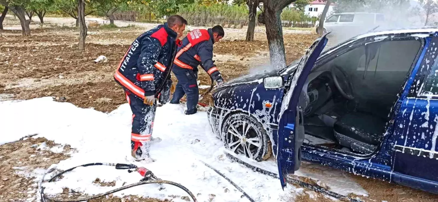 Darende\'de Park Halindeki Araçta Yangın