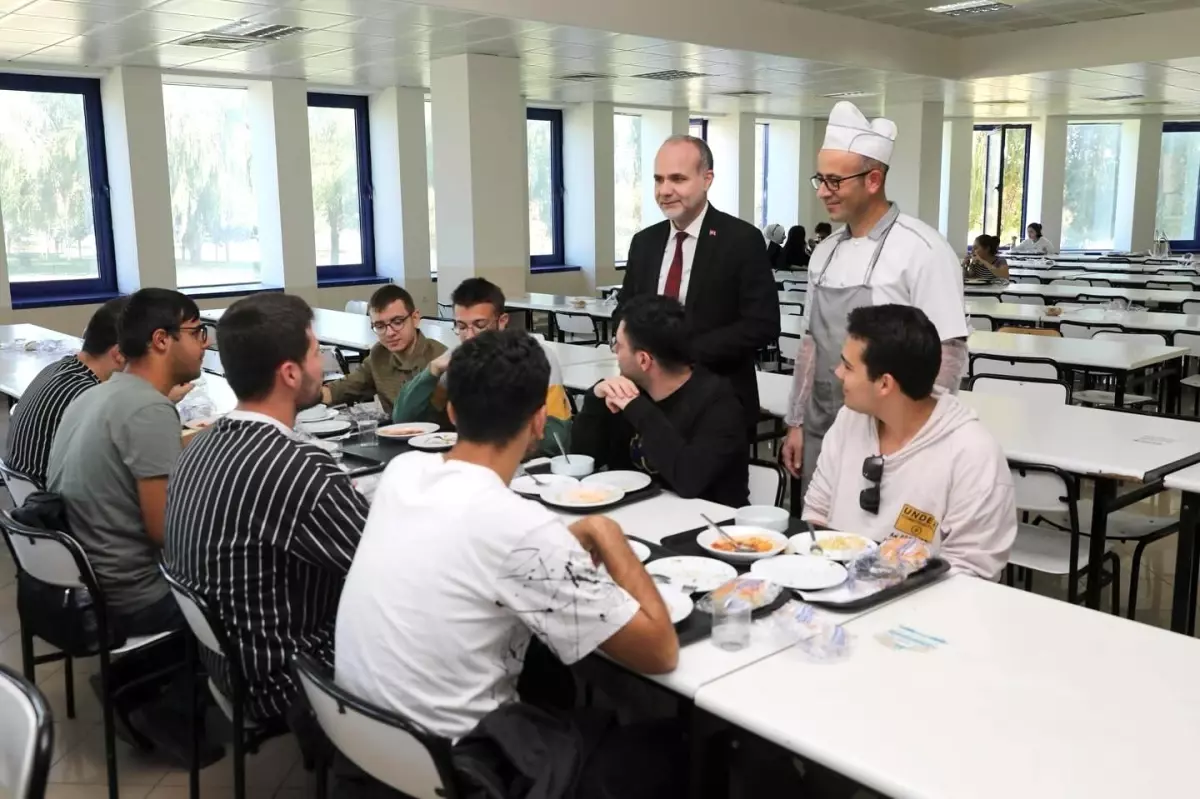 Rektör Uslu Öğrenci Yemekhanesini Ziyaret Etti