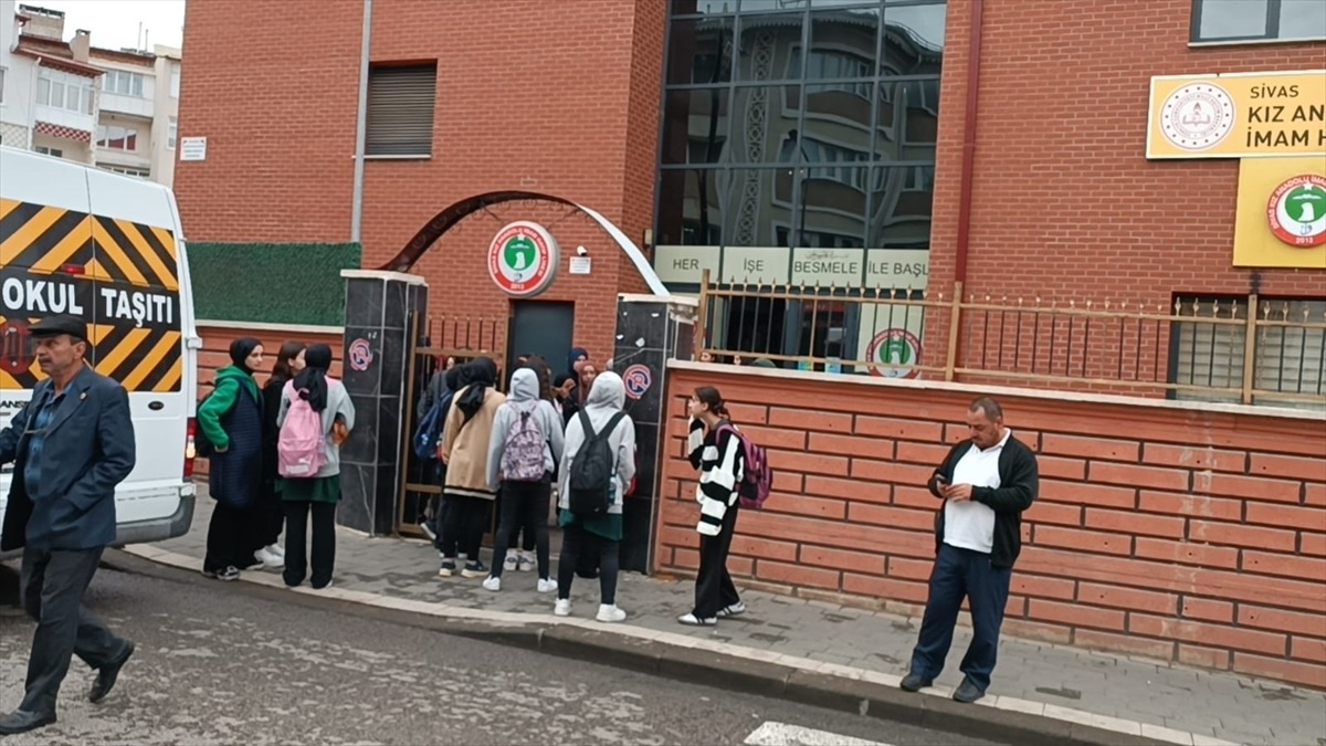 Sivas\'ta Depremler Eğitime Ara Verdi
