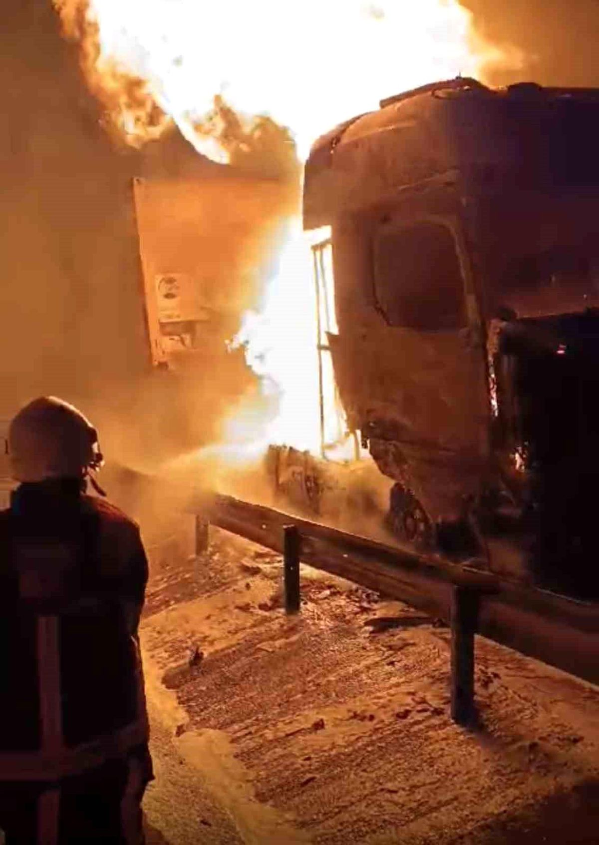 Mersin Tarsus\'ta Otoyolda Tır Yangını
