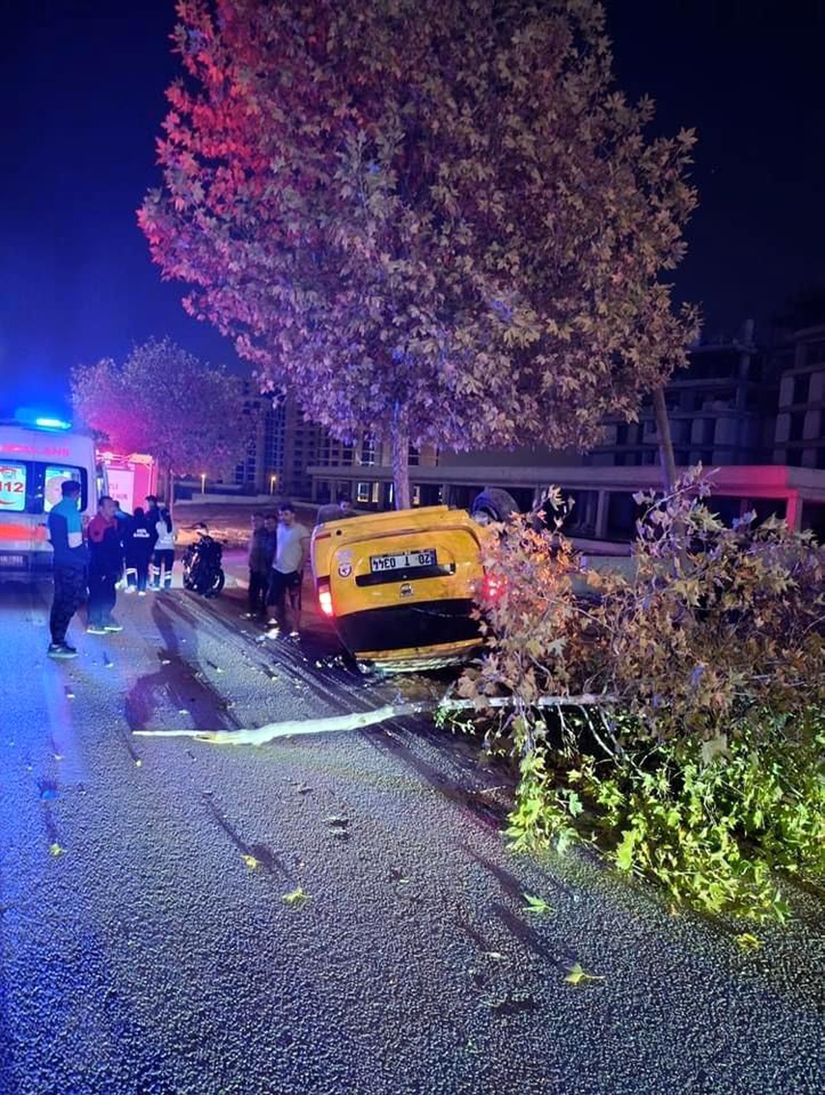 Denizli\'de Ticari Taksi ile Otomobil Çarpıştı: 3 Yaralı