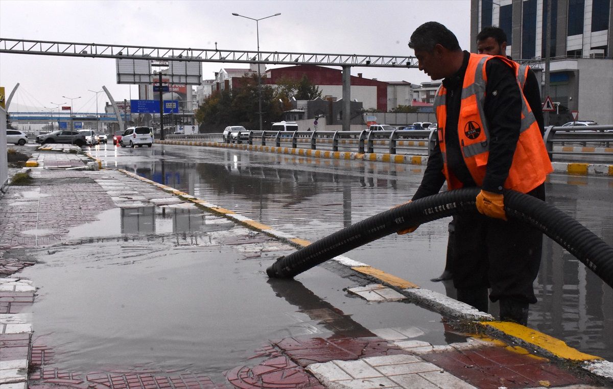 Van\'da Sağanak Yağış Hayatı Olumsuz Etkiledi
