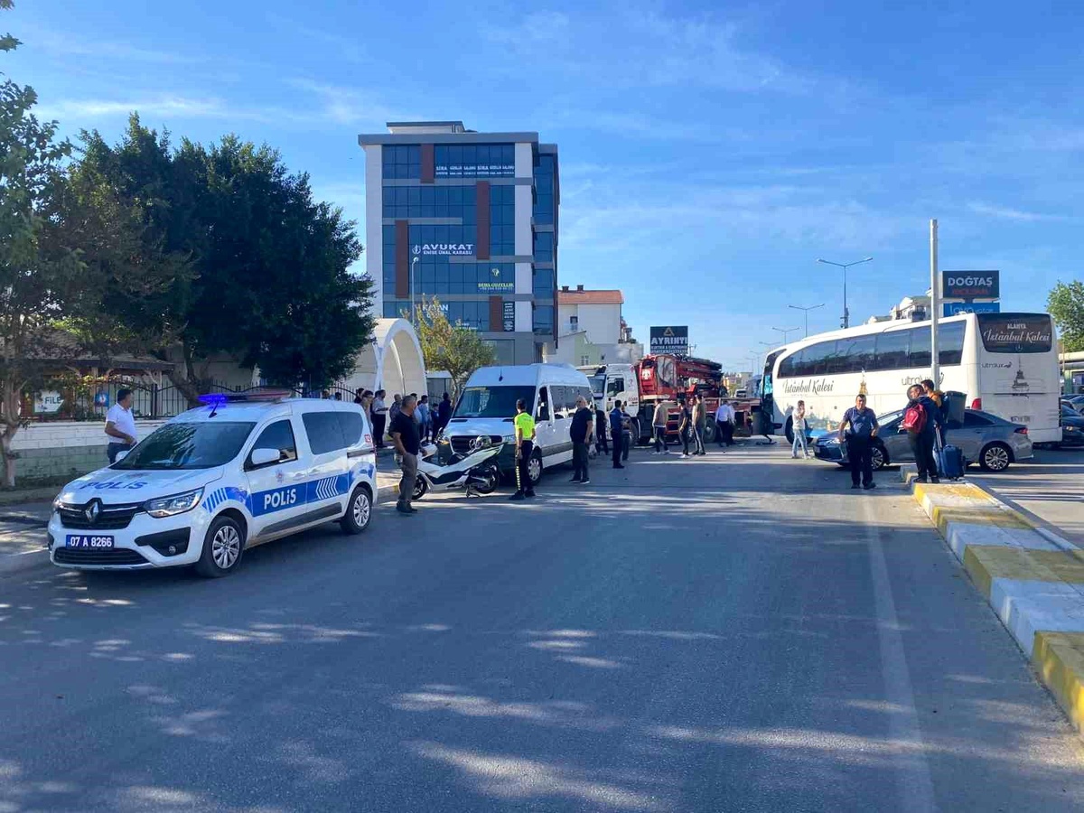 Antalya\'da Kazada Otobüs Sürücüsü Yaralandı