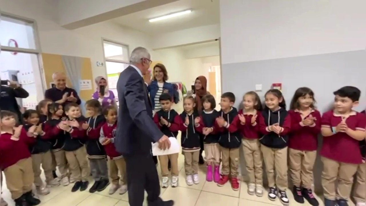 Emekli Öğretmen Öğrencileriyle Veda Etti