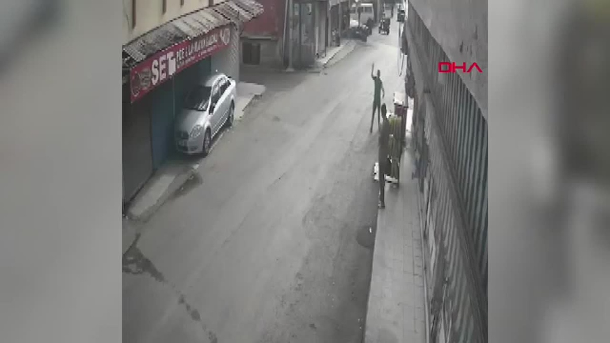 ADANA\'da, yolda yürüyen 2 kişiye silahlı saldırı kamerada