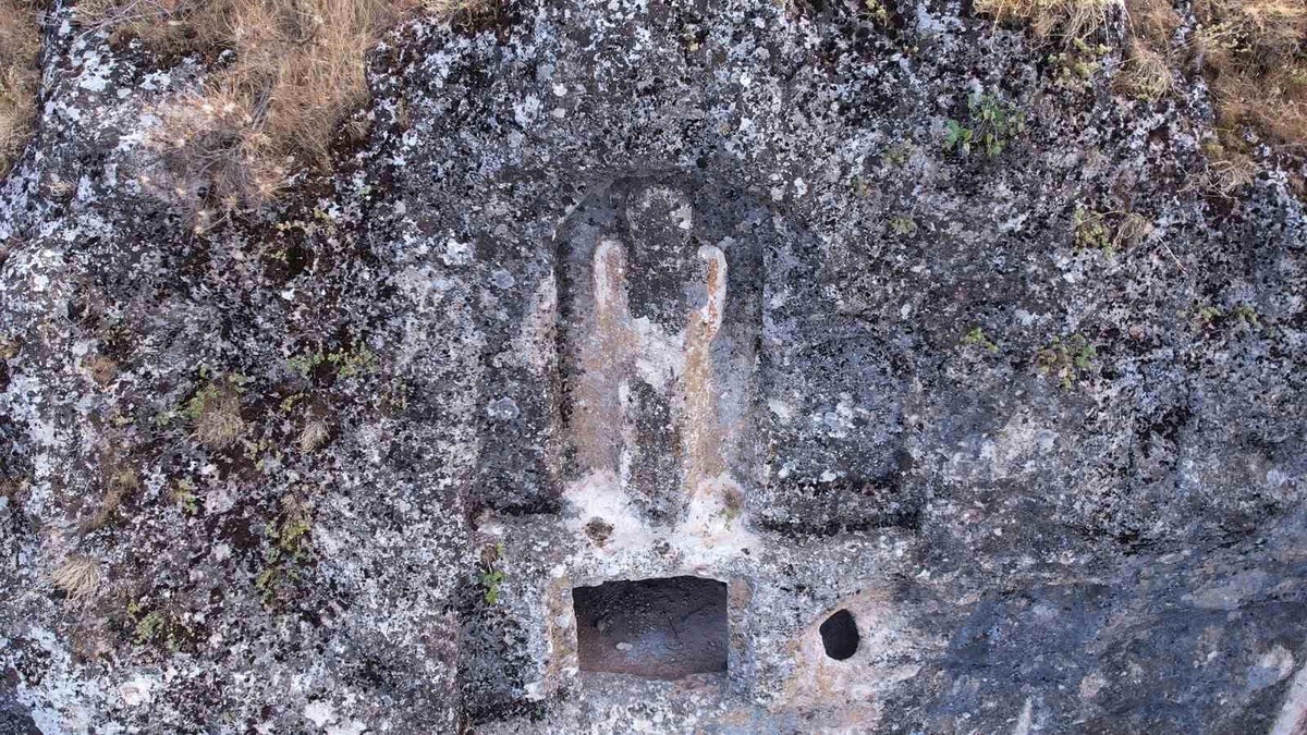 Adıyaman\'da 1700 Yıllık Kadın Kabartmalı Mezar Bulundu