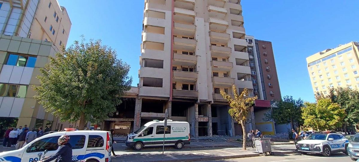 Gaziantep\'te Depremde Boşaltılan Binada Erkek Cesedi Bulundu
