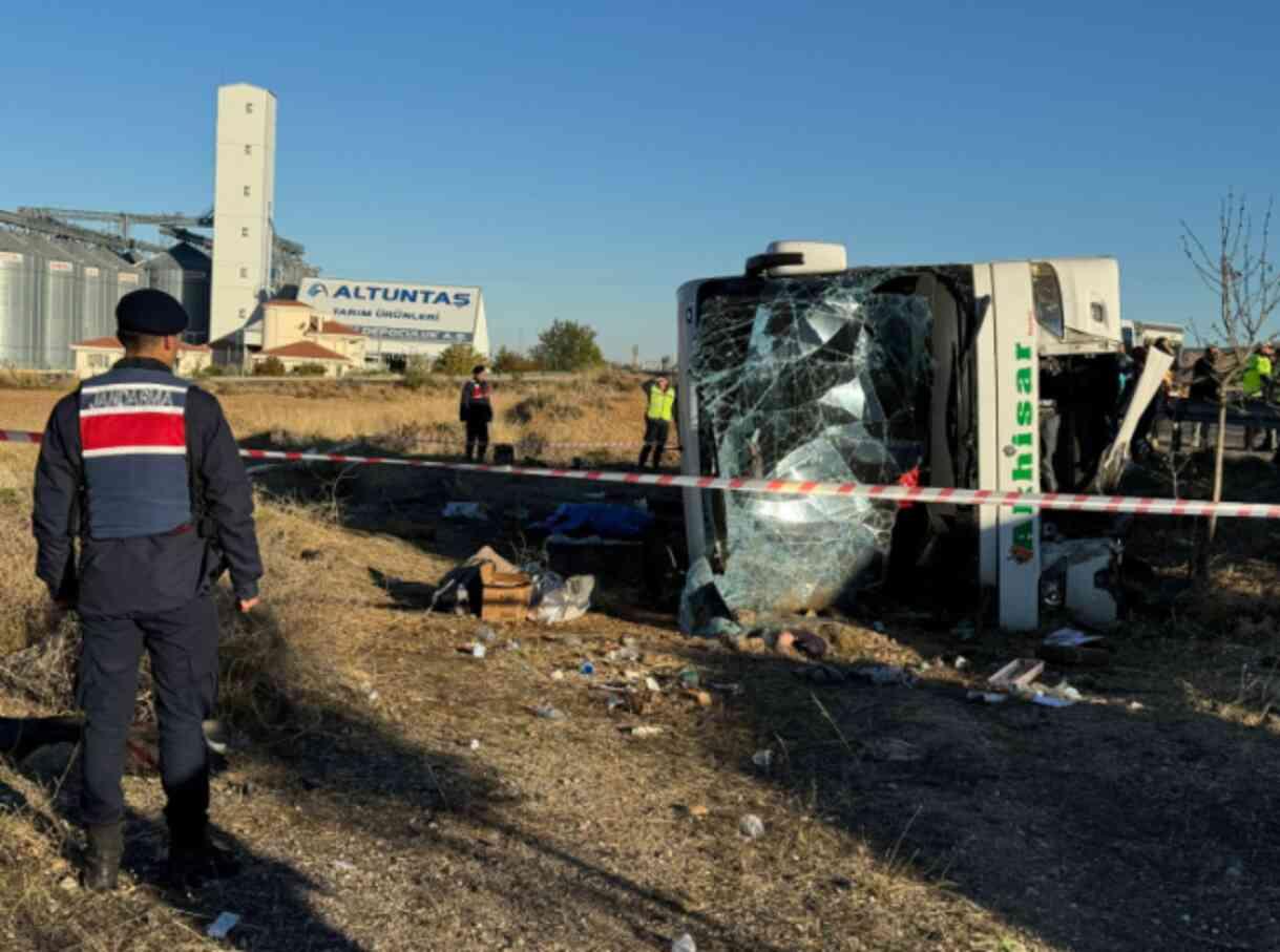 Aksaray-Ankara karayolunda yolcu otobüsü devrildi! 6 kişi öldü, 25 yaralı var