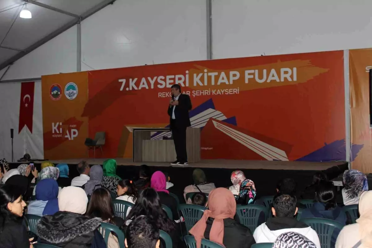 Alişan Kapaklıkaya, Kayseri Kitap Fuarı\'nda Okurlarıyla Buluştu