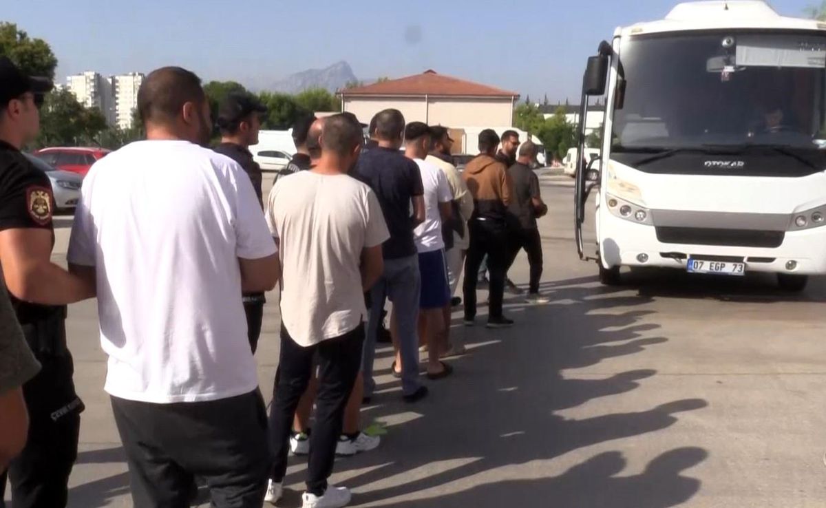 Antalya\'da 490 Aranan Şahıs Yakalandı