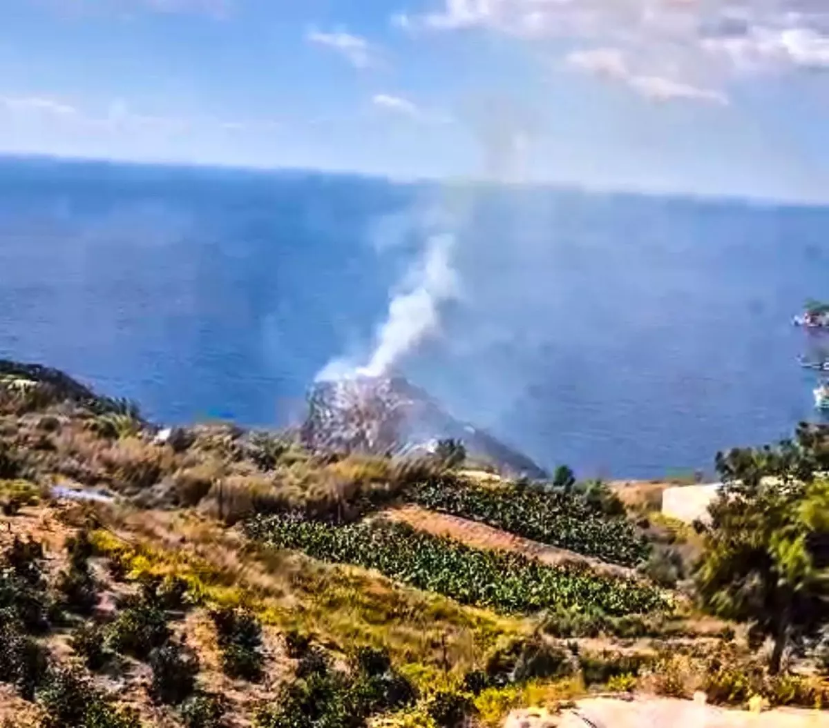 Antalya\'da Tarihi Kalede Yangın Kontrol Altına Alındı