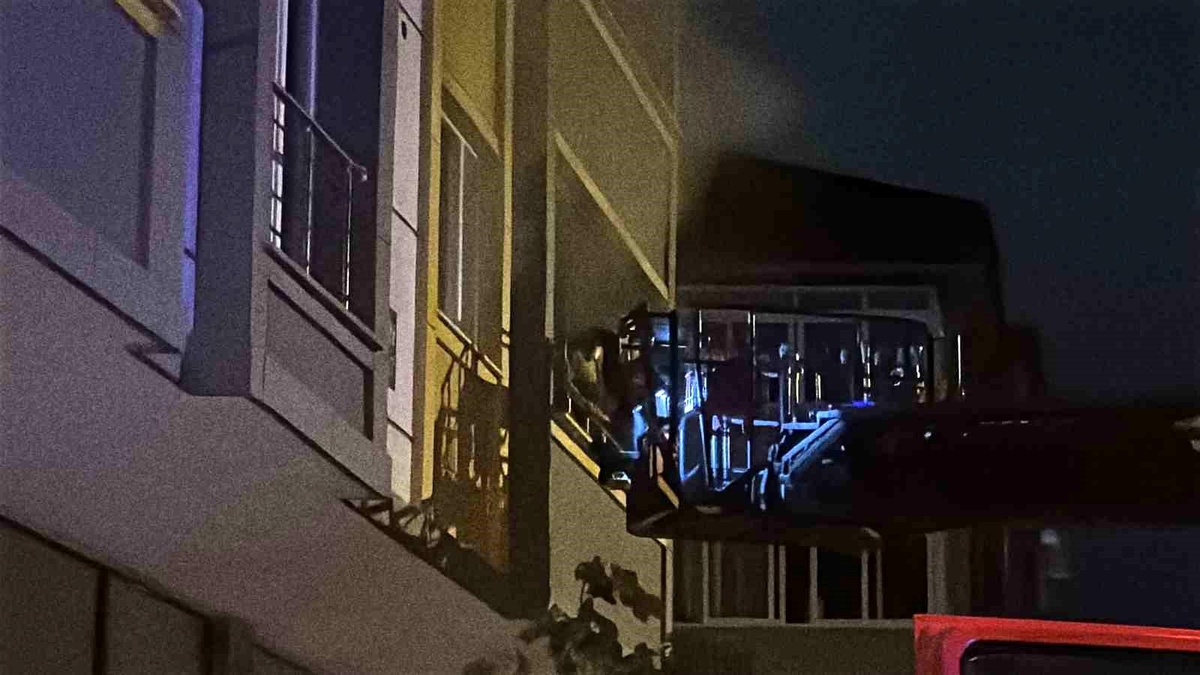 Arnavutköy\'de Elektrik Panosunda Yangın
