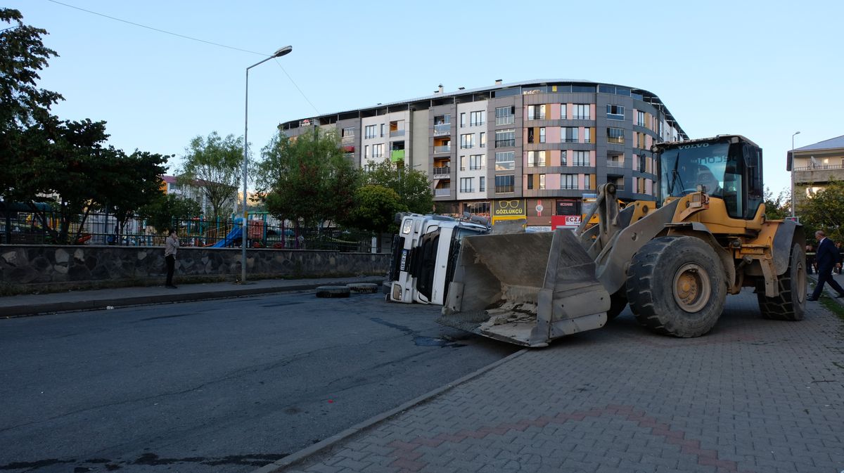 Bingöl\'de Beton Mikseri Devrildi: 3 Yaralı