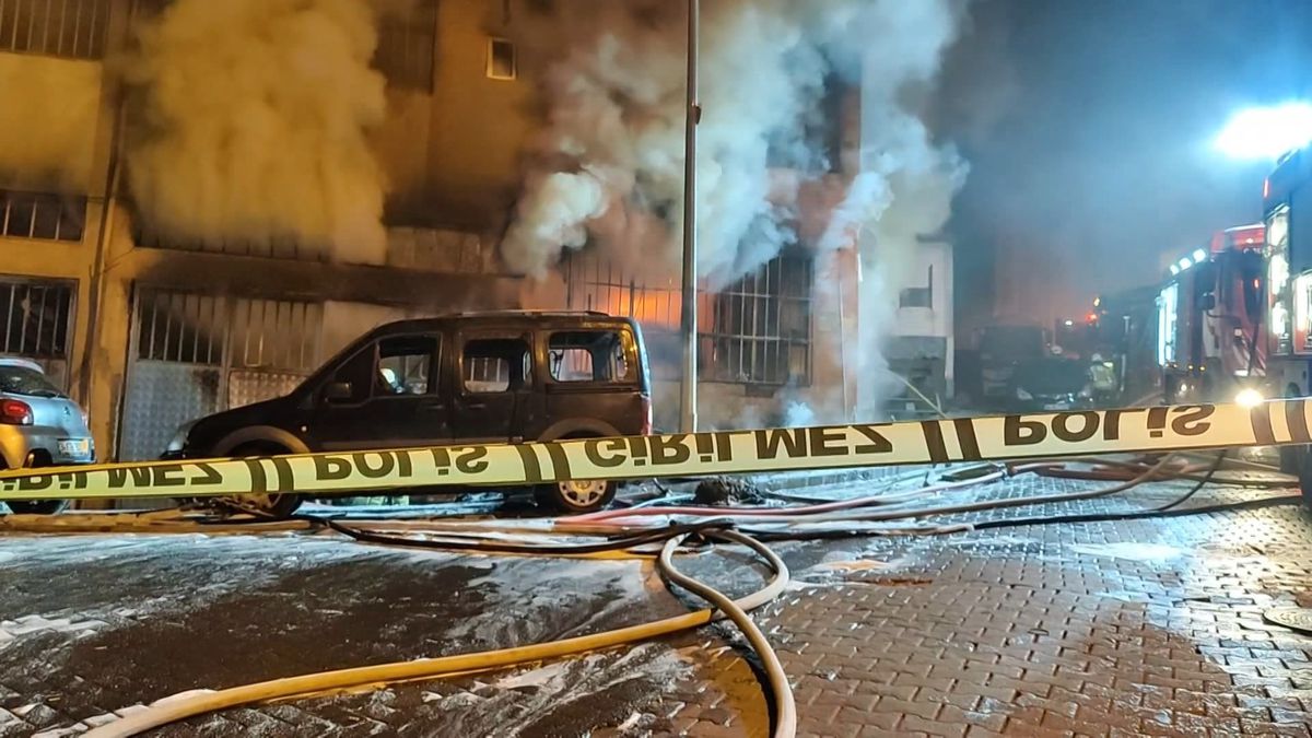 Beyoğlu\'nda Yatak İmalathanesinde Yangın