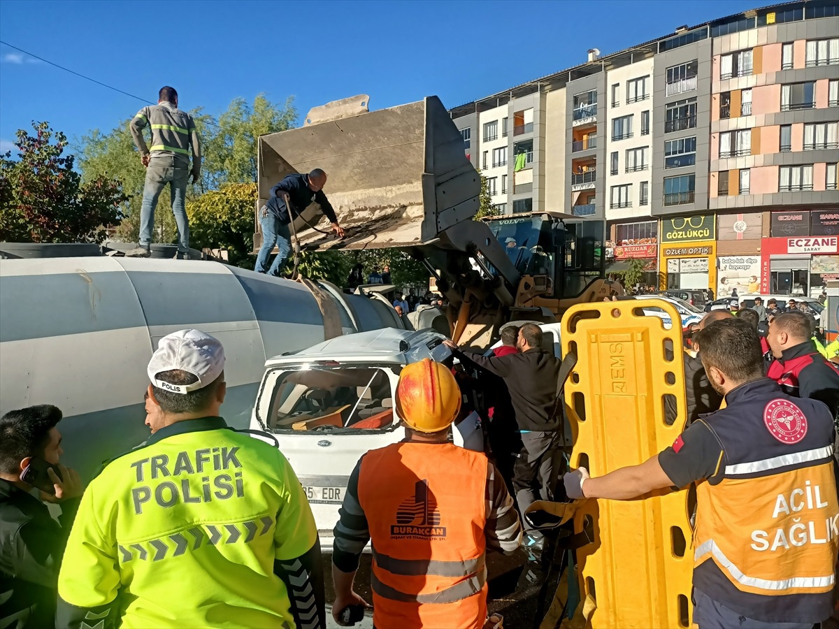 Bingöl\'de Beton Mikseri Devrildi: 3 Yaralı