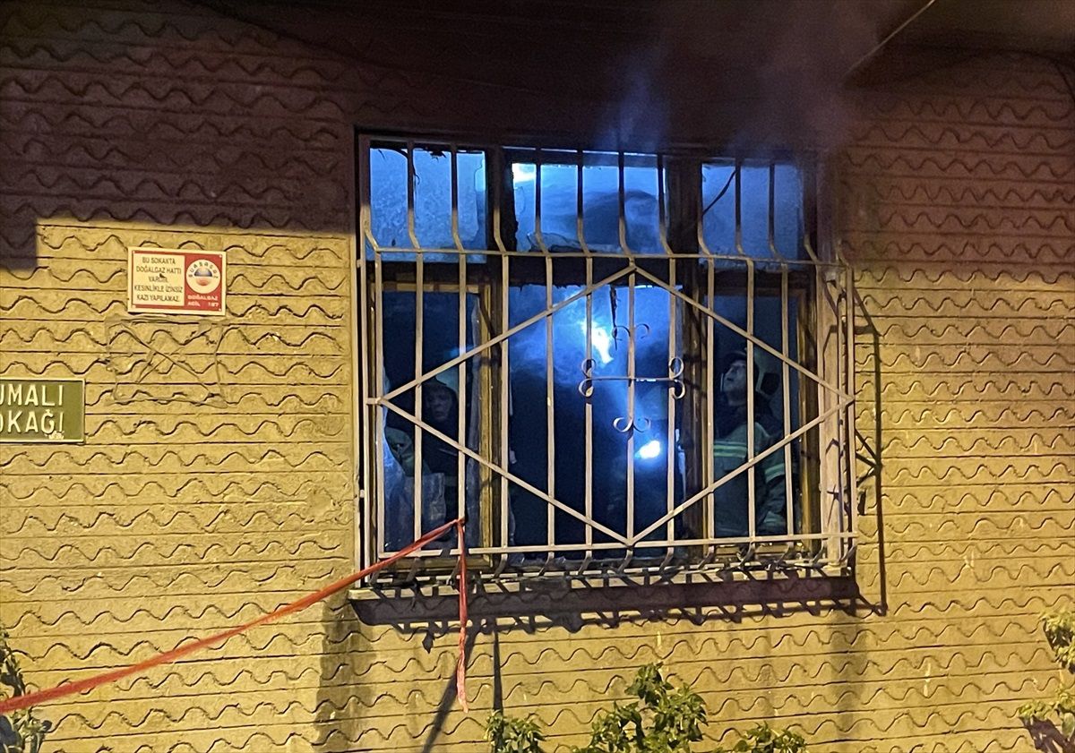 Bursa\'da Ev Yangını, Felçli Hasta Hastaneye Kaldırıldı