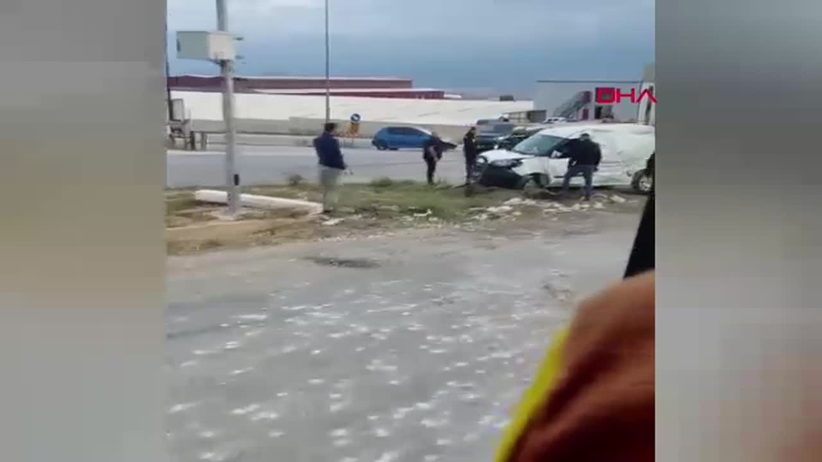 İnegöl\'de TIR, Hafif Ticari Araca Çarptı