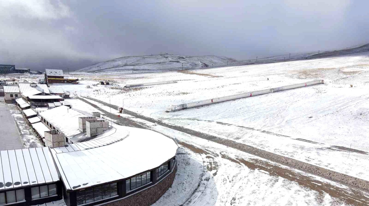 Erciyes Dağı Karla Beyazlandı