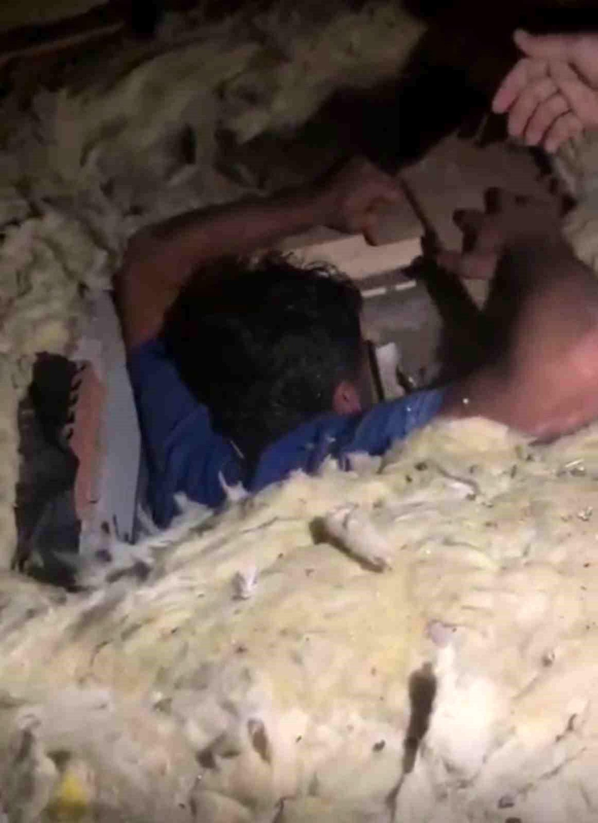 Uyuşturucu kaçakçısı çatıda yakalandı