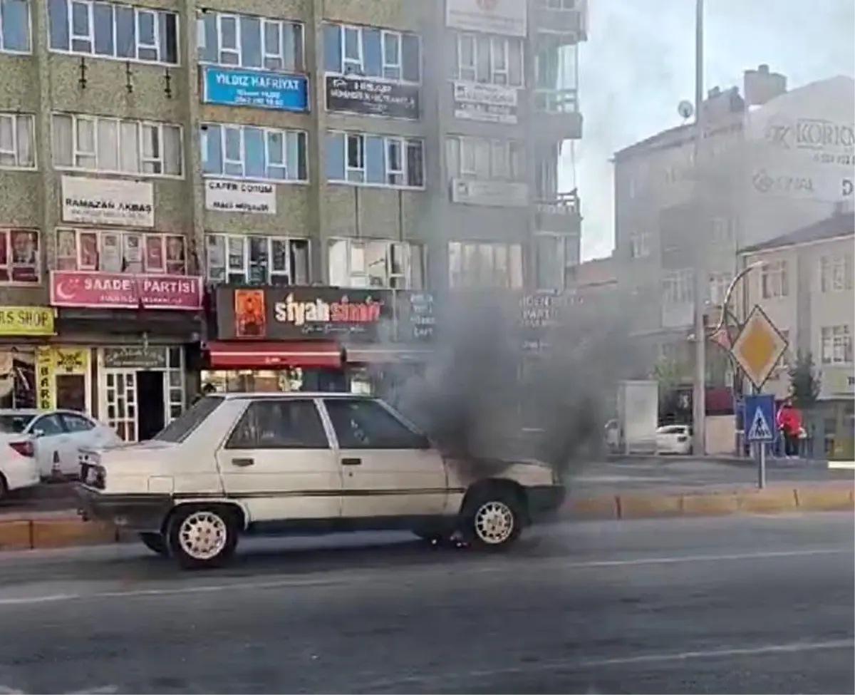 Konya\'da Trafik Işığında Otomobil Yangını