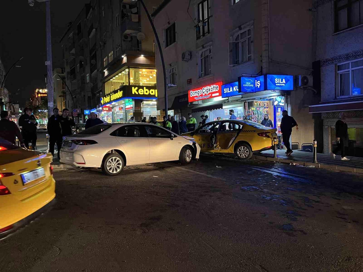 Küçükçekmece\'de Kaza: 3 Yaralı