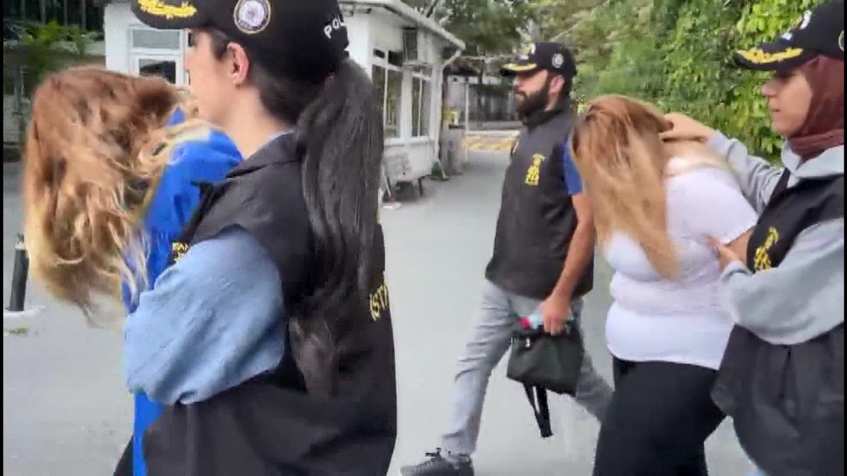 İstanbul\'da Hırsızlık Yapan İki Kadın Yakalandı