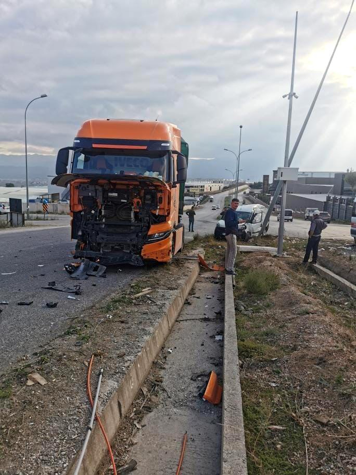 İnegöl\'de Tır ile Hafif Ticari Araç Çarpıştı