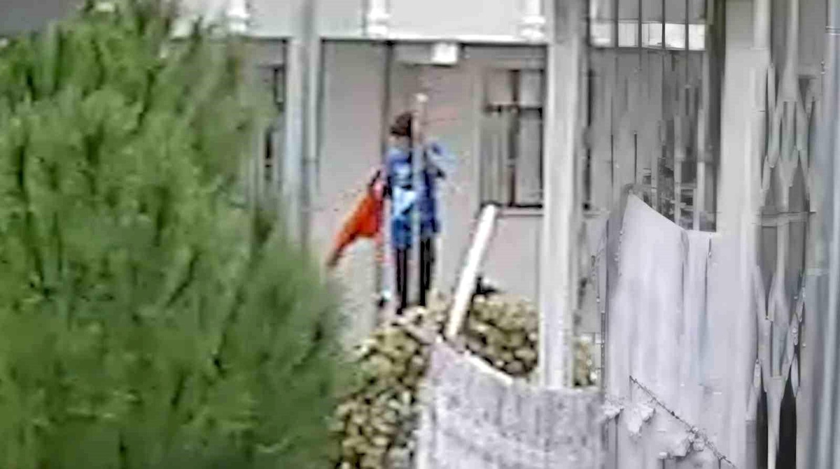 Çocuk Bayrağı Öptü, Emniyet Yerine Astı