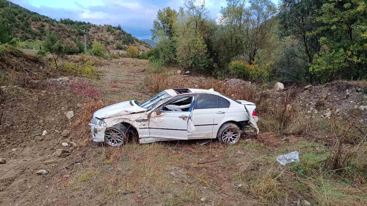 Karabük\'te Otomobil Şarampole Yuvarlandı