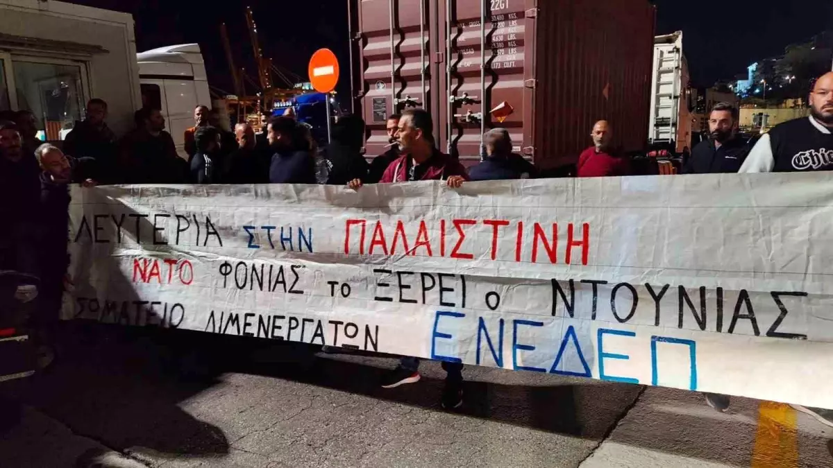 Yunan Limanında Protesto: Mühimmat Konteynerine Engel