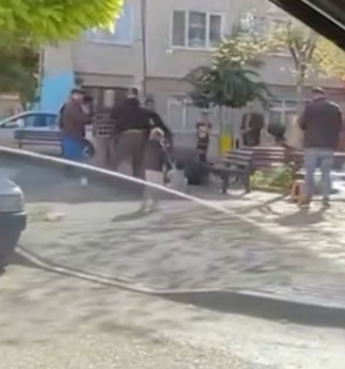 Parkta Borç Kavgası: Tekme ve Yumruklar Havada Uçuştu