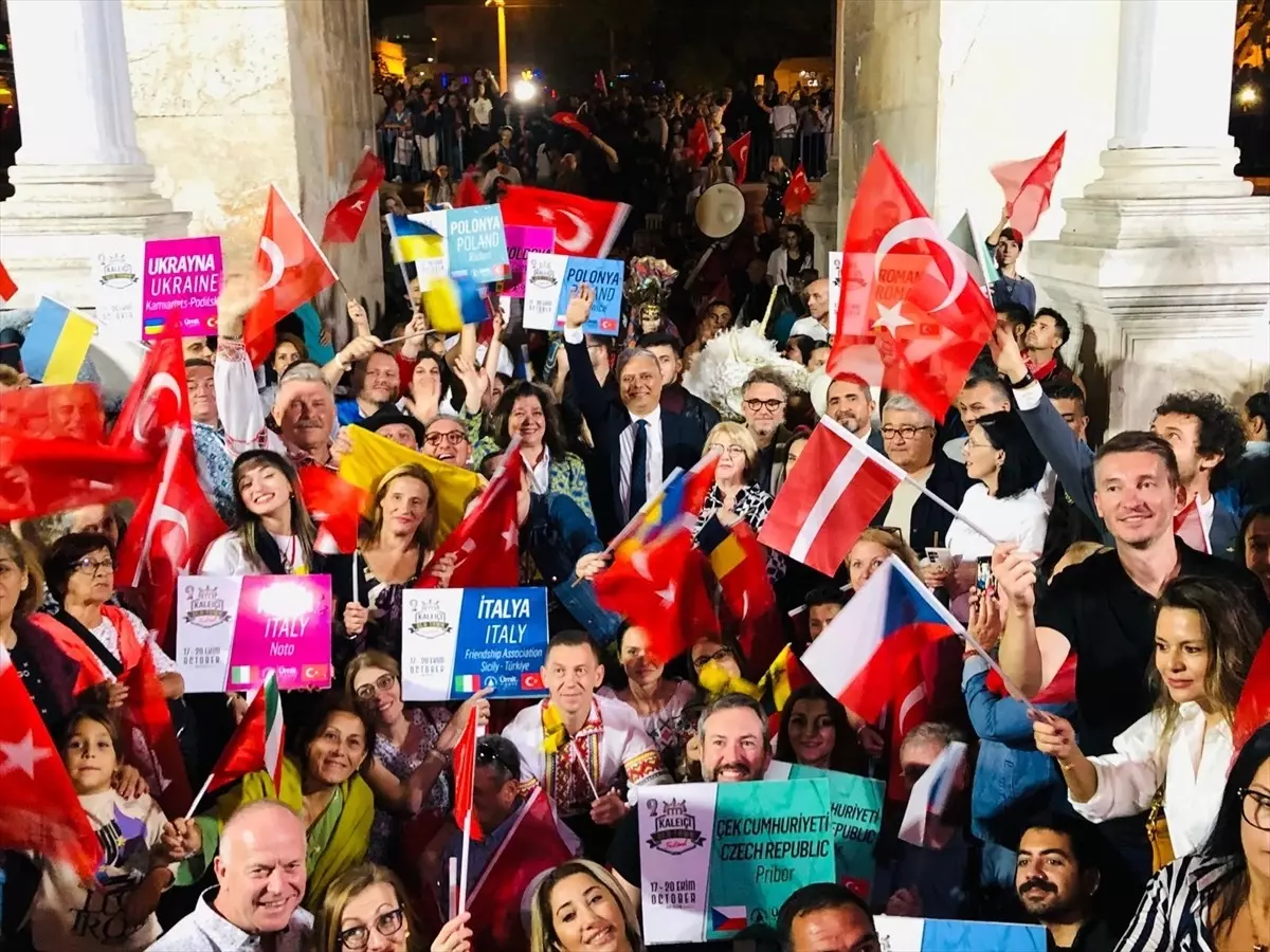 Kaleiçi Festivali\'nde Renkli Yürüyüş