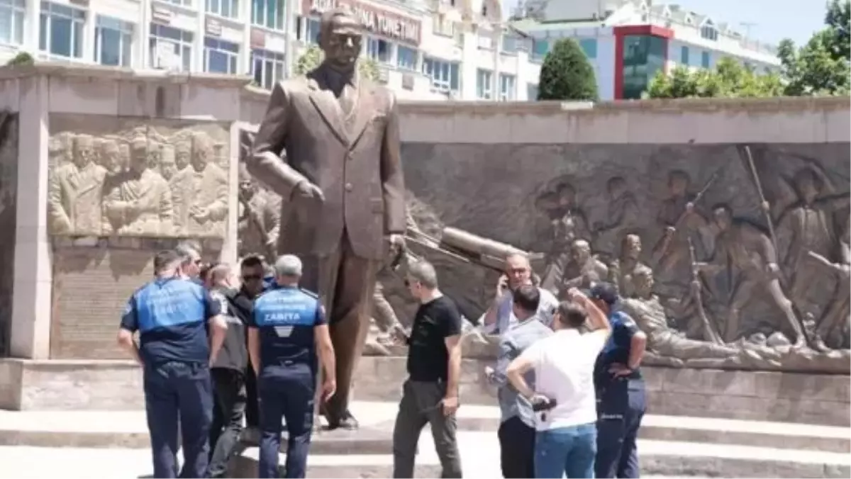 Atatürk Anıtı\'na Zarar Veren İki Şahse 4 Yıl Hapis Cezası