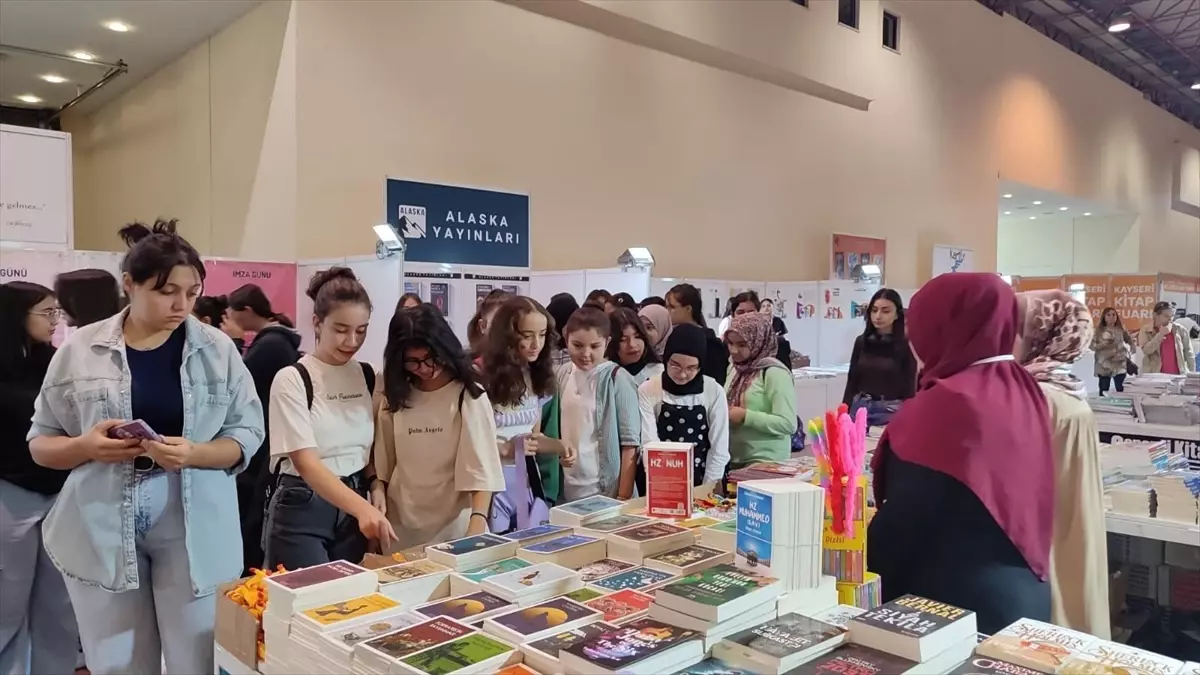 Kayseri Kitap Fuarı İlgi Görüyor