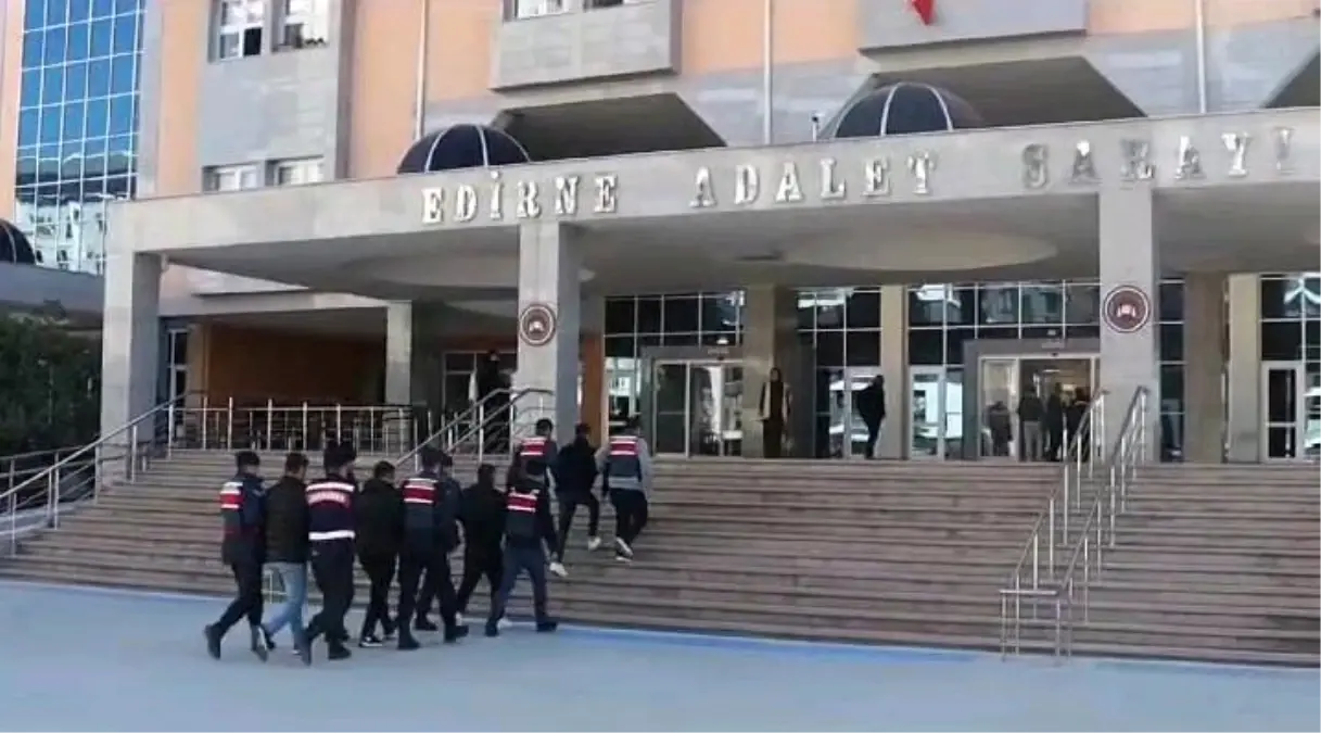 Edirne\'de Göçmen Kaçakçılarına Operasyon