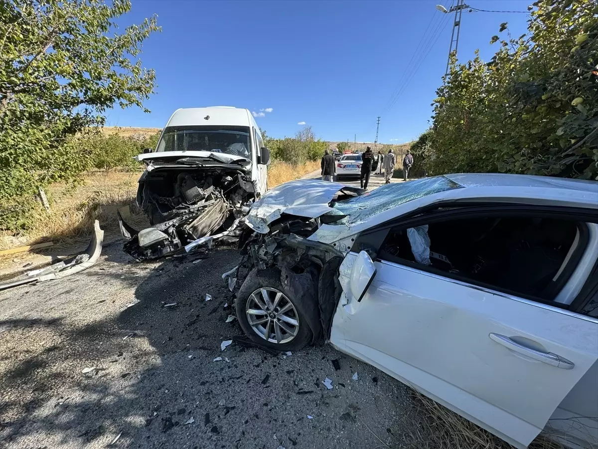 Elazığ\'da Trafik Kazası: 4 Yaralı
