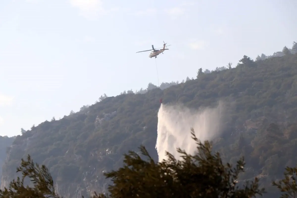 Muğla Gökova Körfezi\'nde Orman Yangını Söndürme Çalışmaları Devam Ediyor