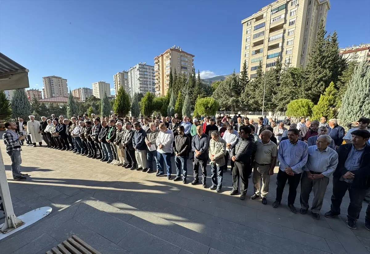 Yahya Sinvar için gıyabi cenaze namazı