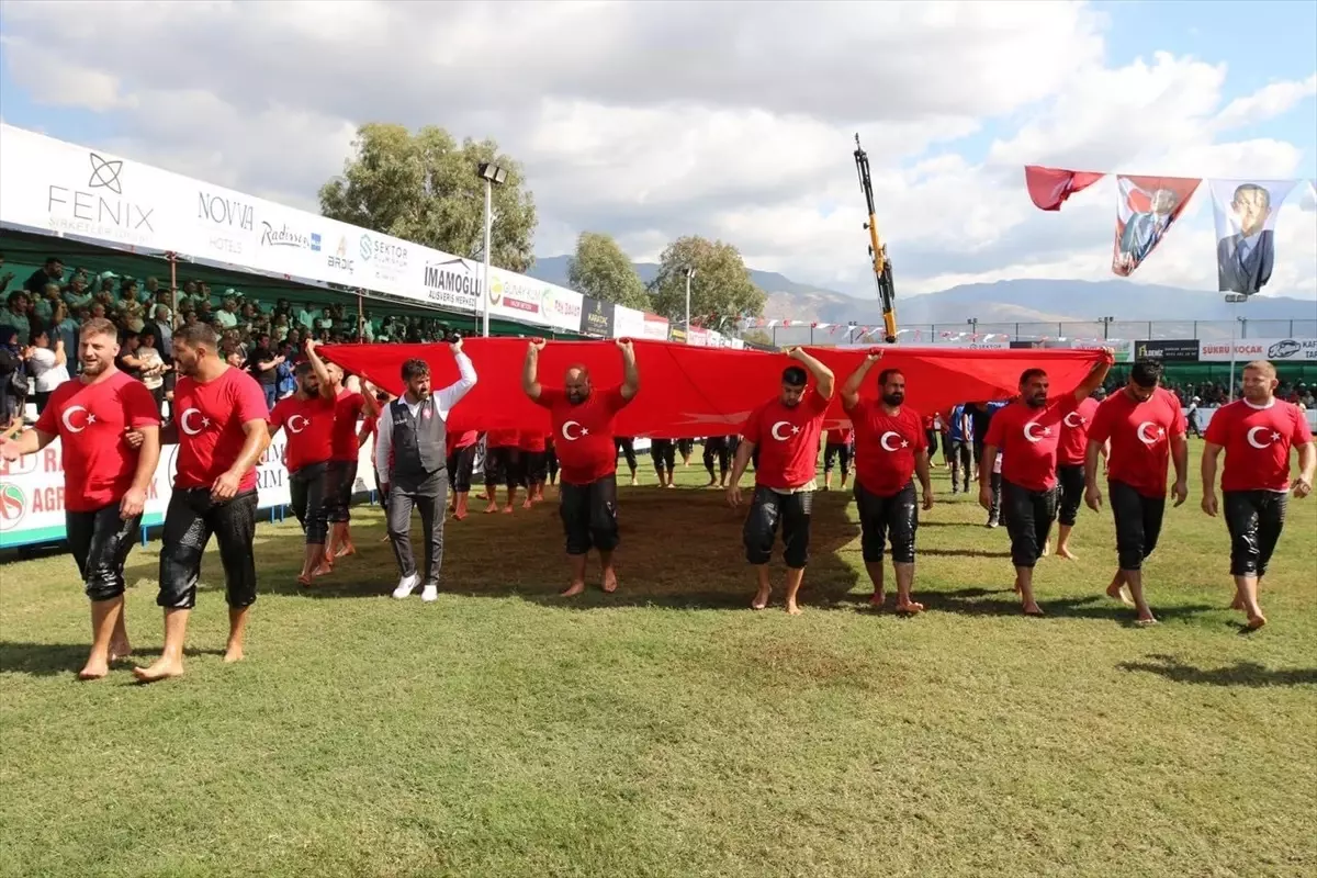 Kaş Yağlı Güreşleri\'nde İsmail Balaban Şampiyon Oldu