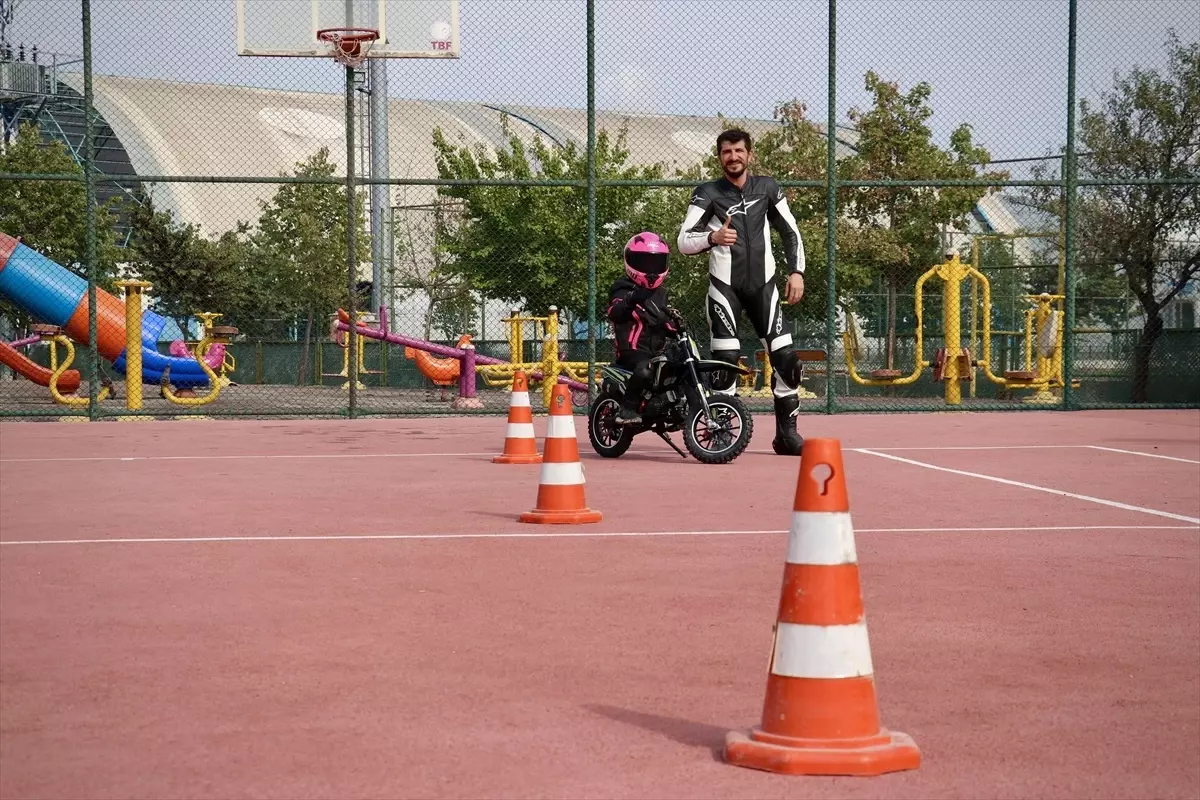 Baba-Oğul Motosiklet Yarışına Hazırlanıyor