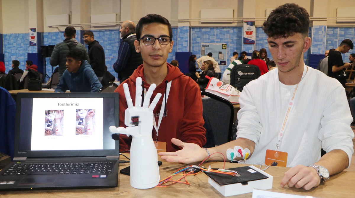 Öğrencilerden Amputelere Robot El Projesi