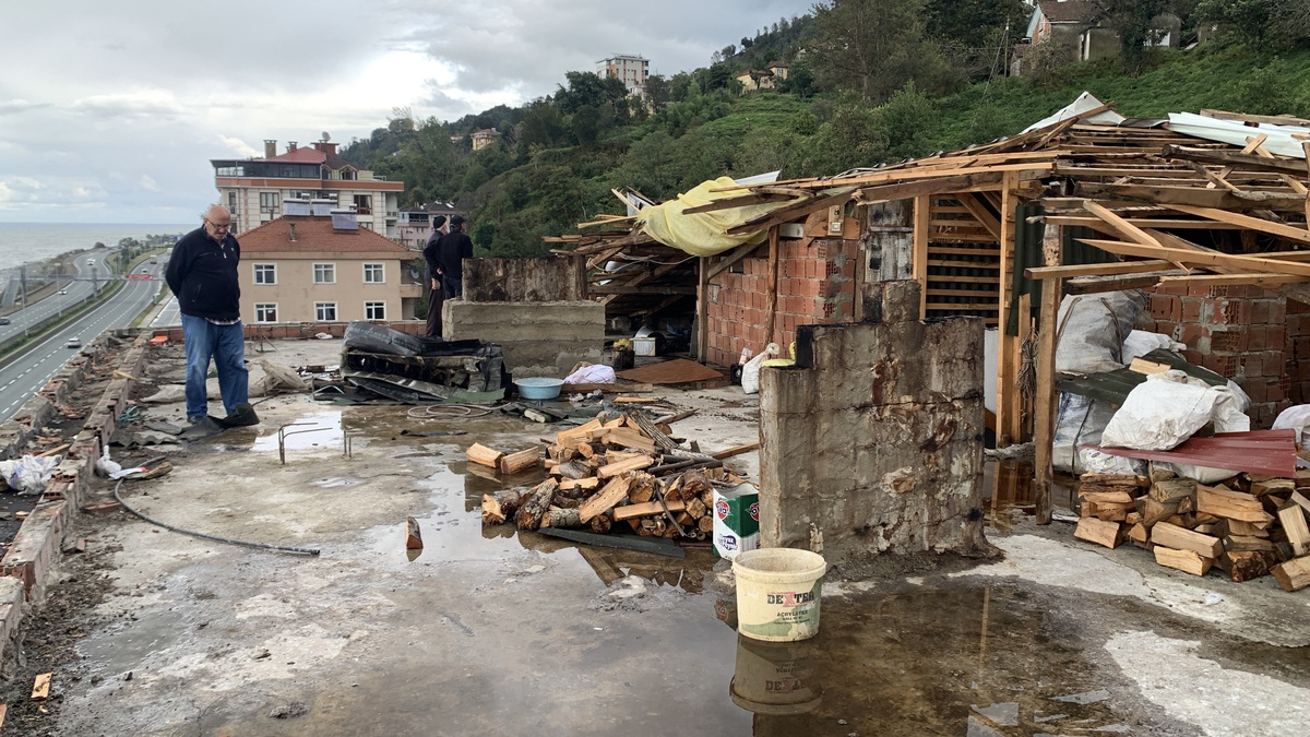 Rize\'de Hortum, Apartmanın Çatısını Uçurdu