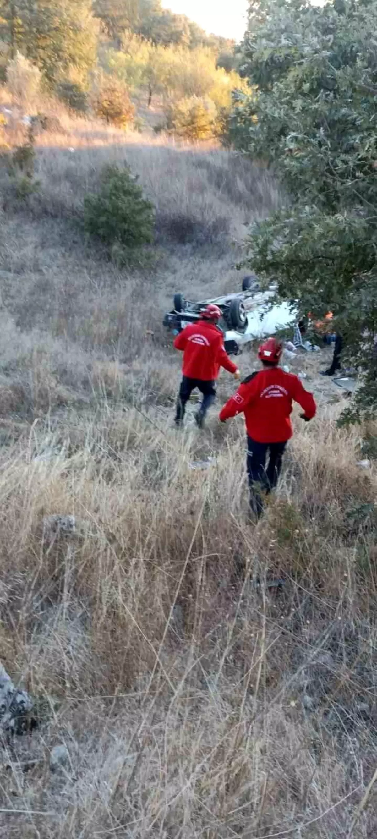 Balıkesir\'de Otomobil Şarampole Uçtu: Sürücü Yaralı