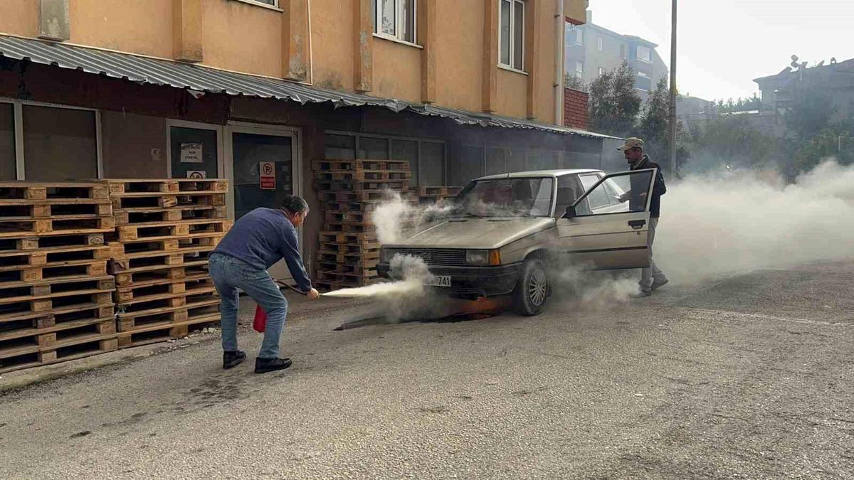 Bilecik\'te Otomobil Yangınına Esnaftan Müdahale