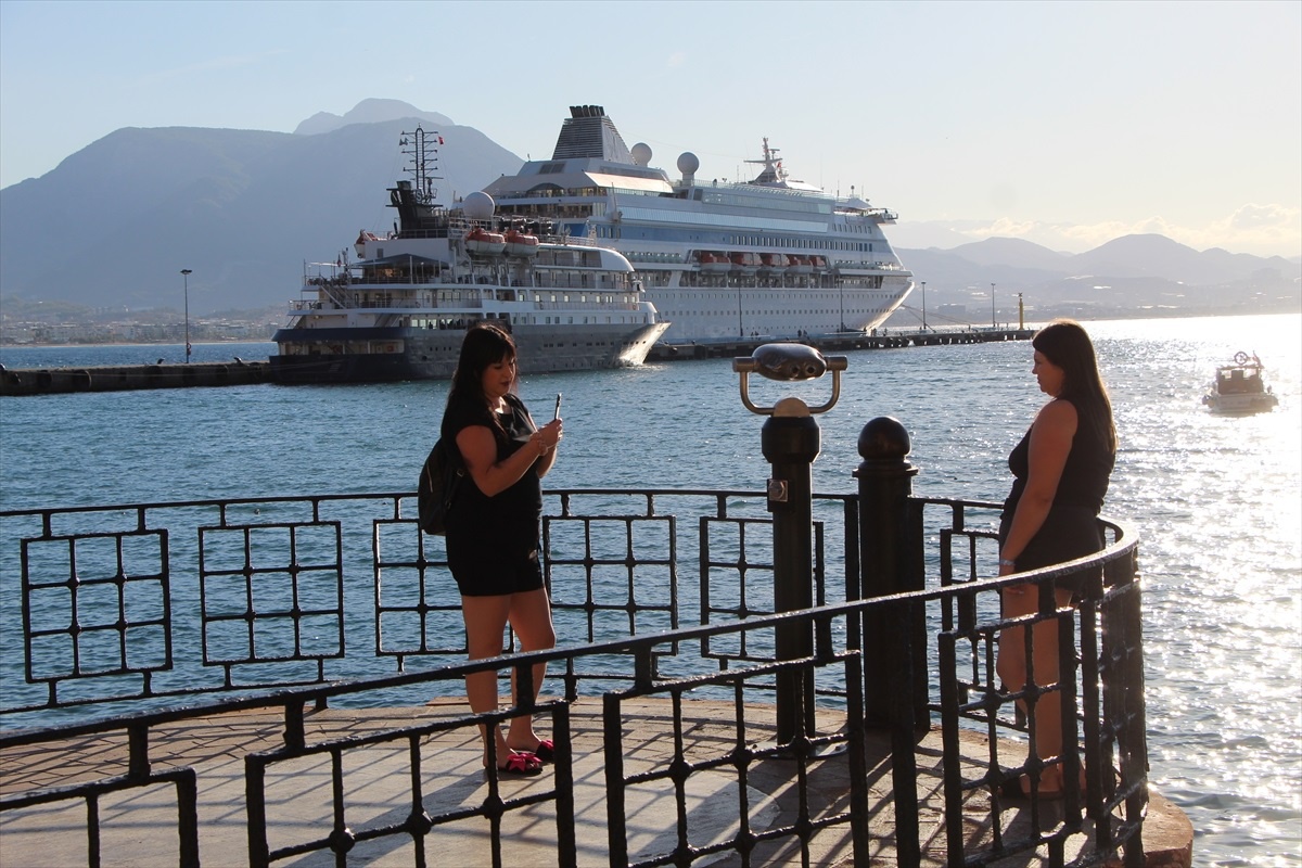 Alanya\'ya İki Kruvaziyerle 1132 Turist Geldi