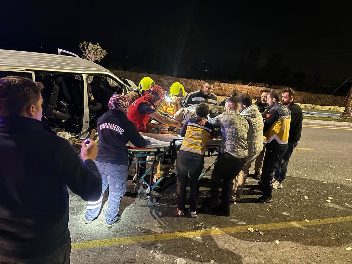 Balıkesir\'de Minibüs Kazası: 1 Ölü, 4 Yaralı