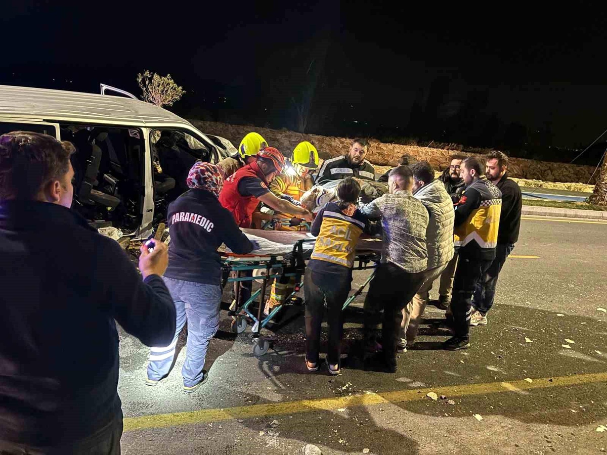 Edremit\'te Minibüs Kazası: 1 Ölü, 4 Yaralı