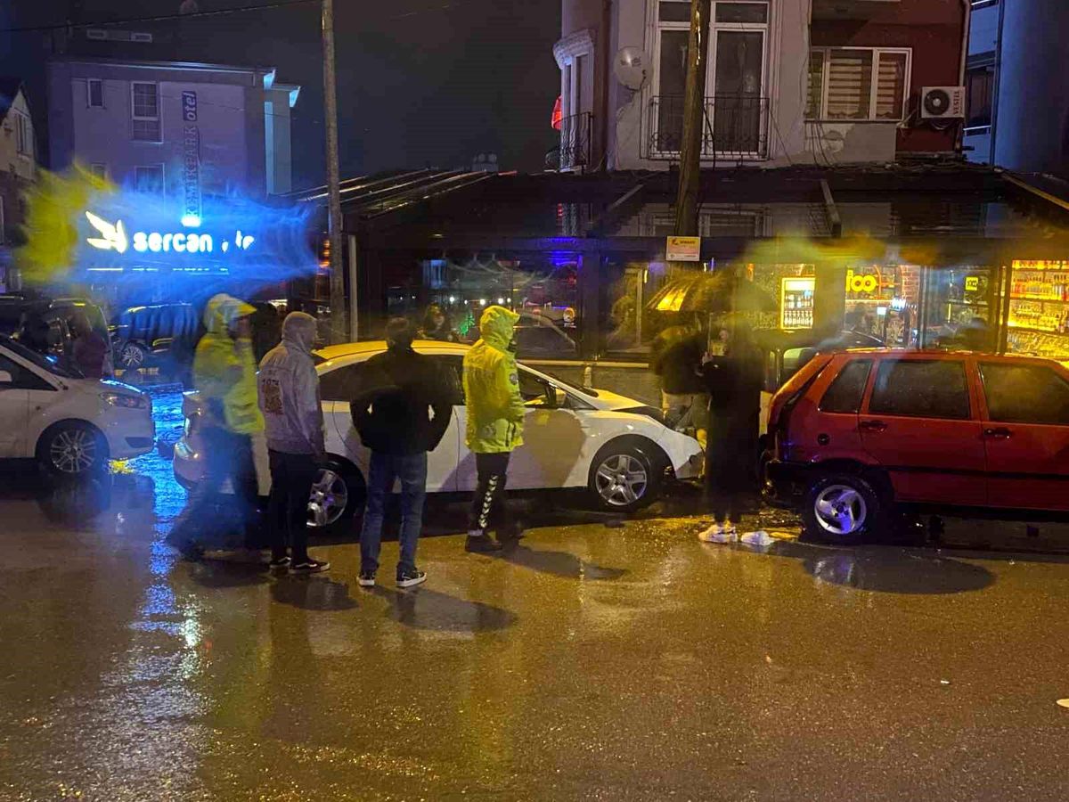 Bartın\'da Alkollü Sürücü Kaza Yapıp Sıkıştı