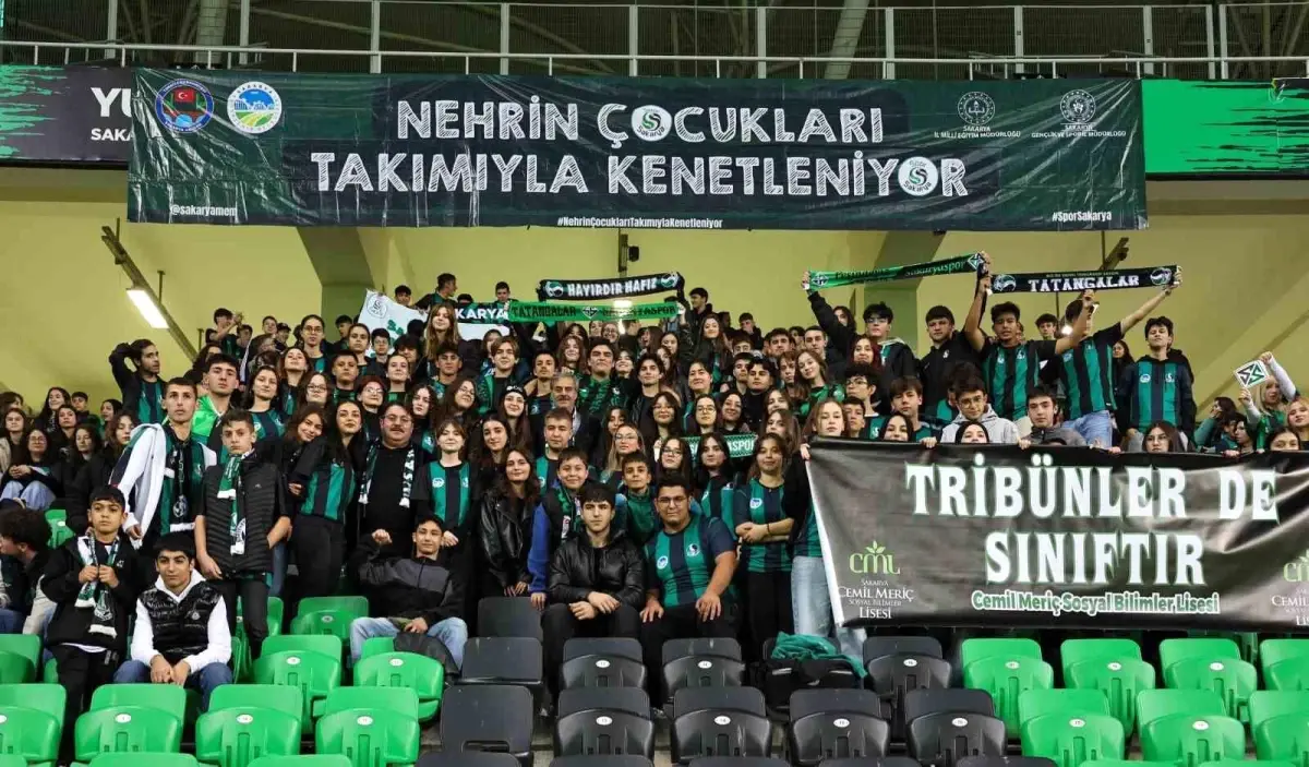 Başkan Alemdar, Minik Tatangalarla Sakaryaspor Maçını İzledi