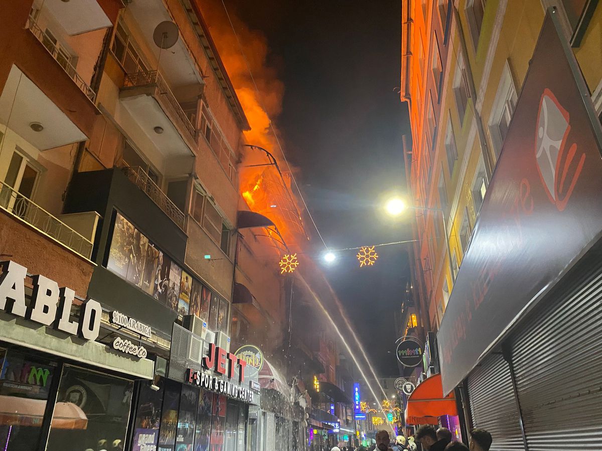 Isparta\'da Eğlence Merkezinde Yangın
